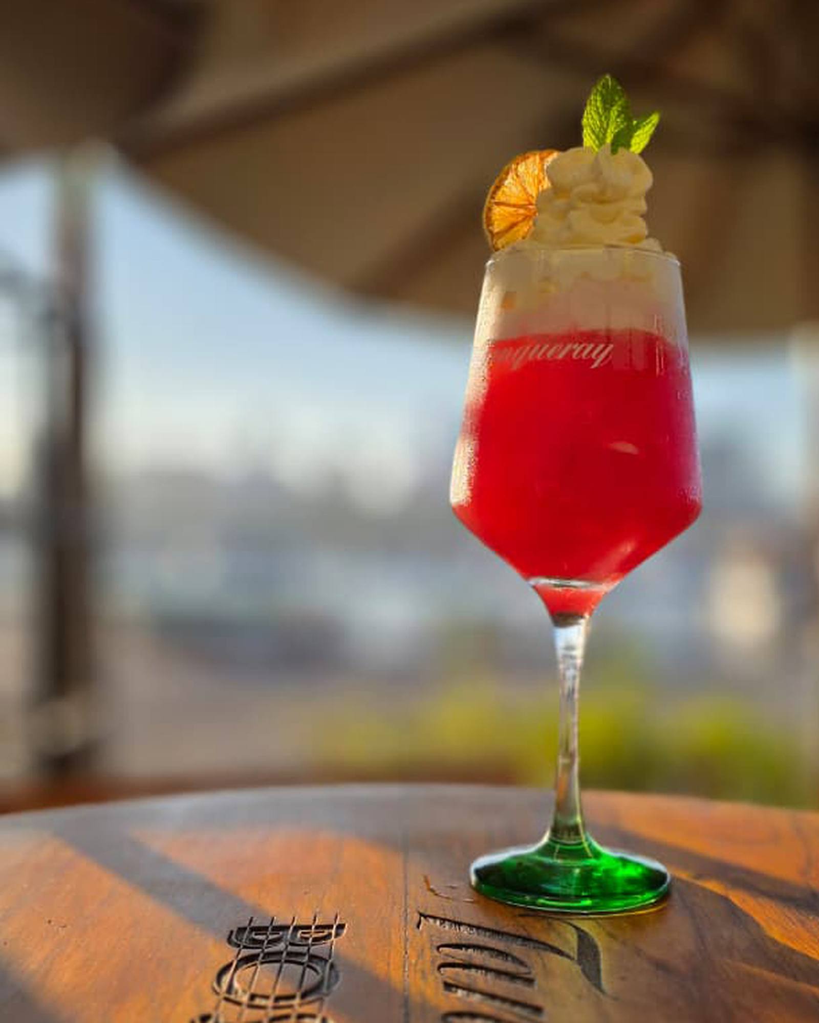 Drink autoral servido com vista para a marina