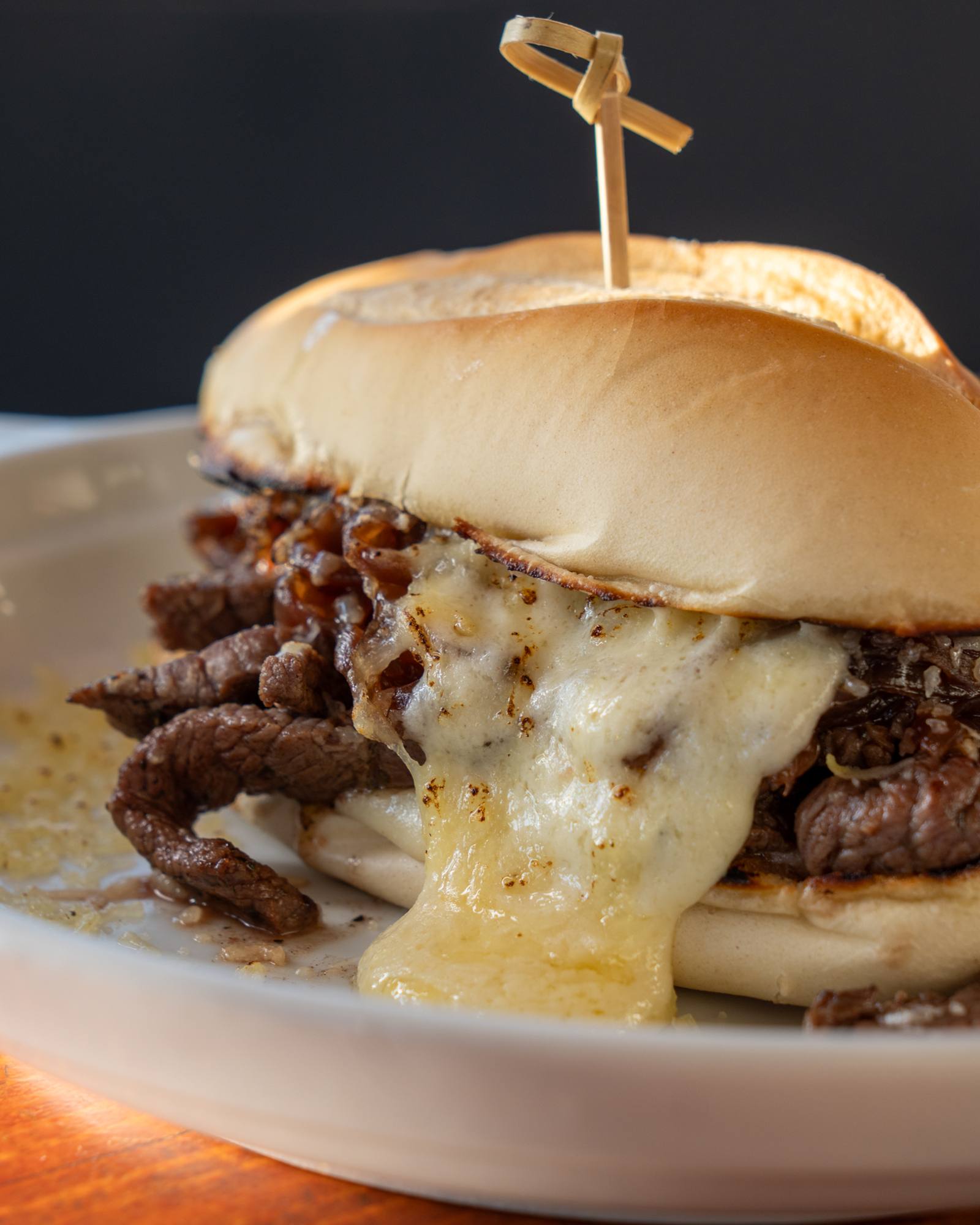 Sanduíche de carne com queijo derretido do BOTA Caffè