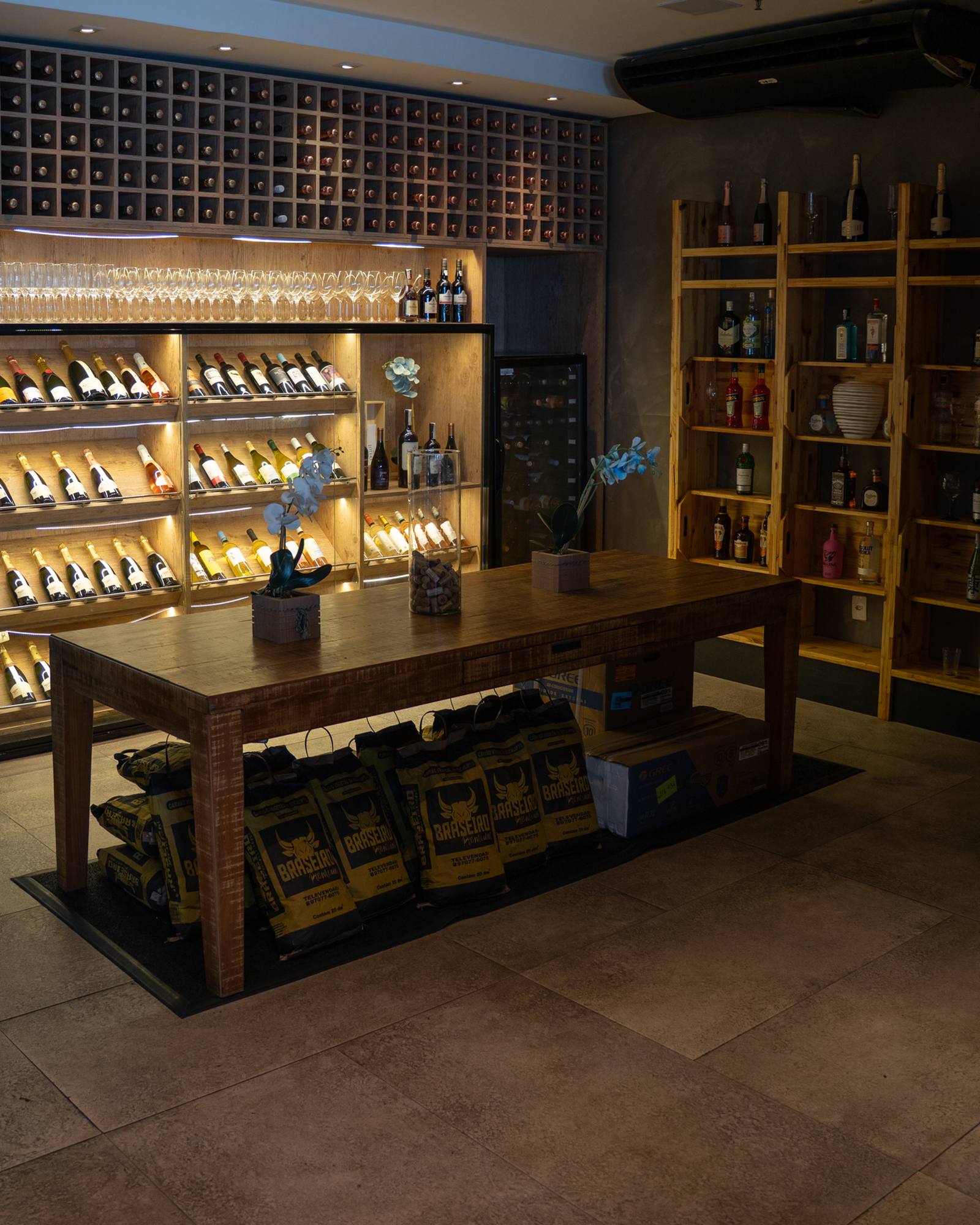 Loja de vinhos e produtos do BOTA Caffè