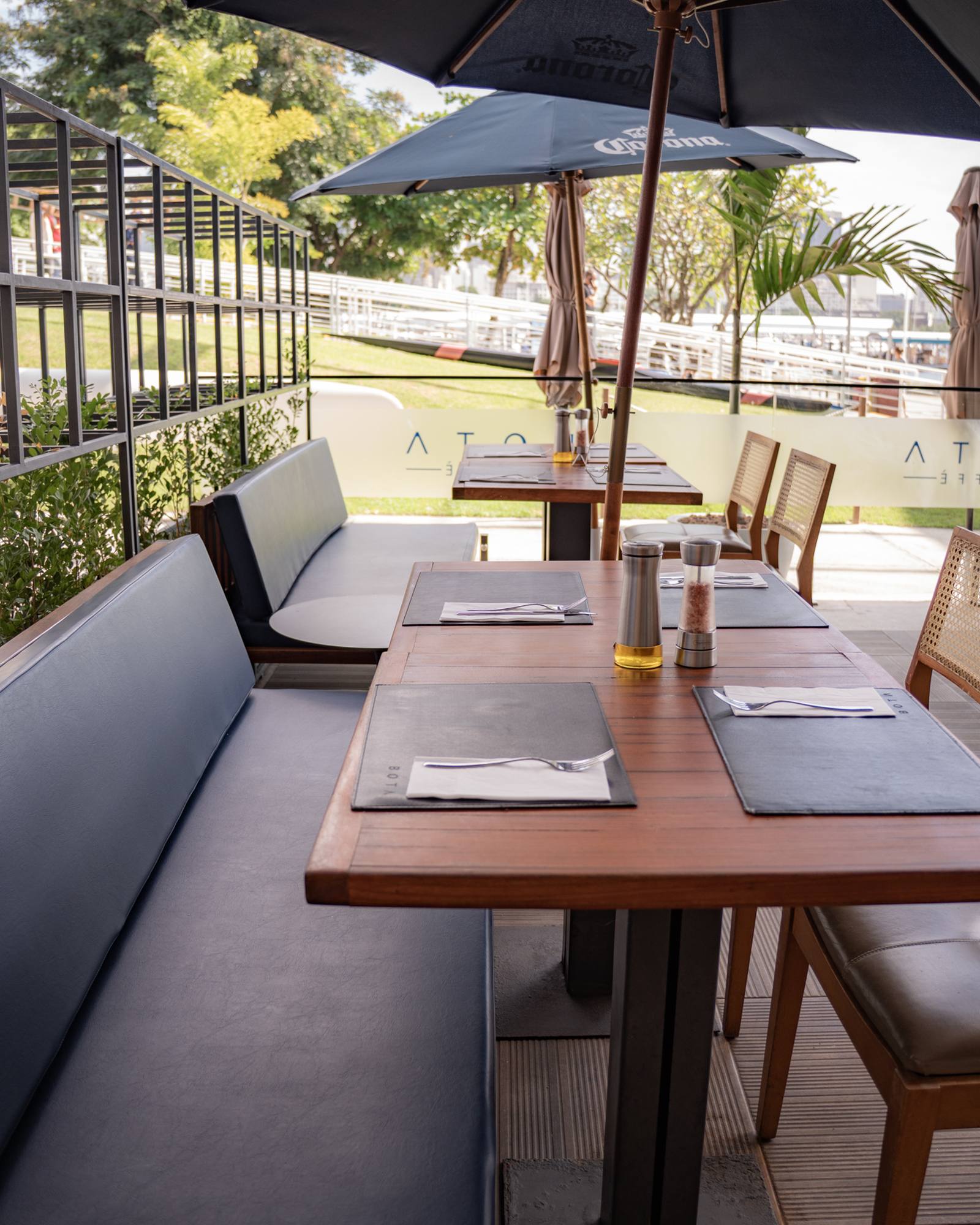 Mesas externas do BOTA Caffè, com guarda-sóis, na Marina da Glória