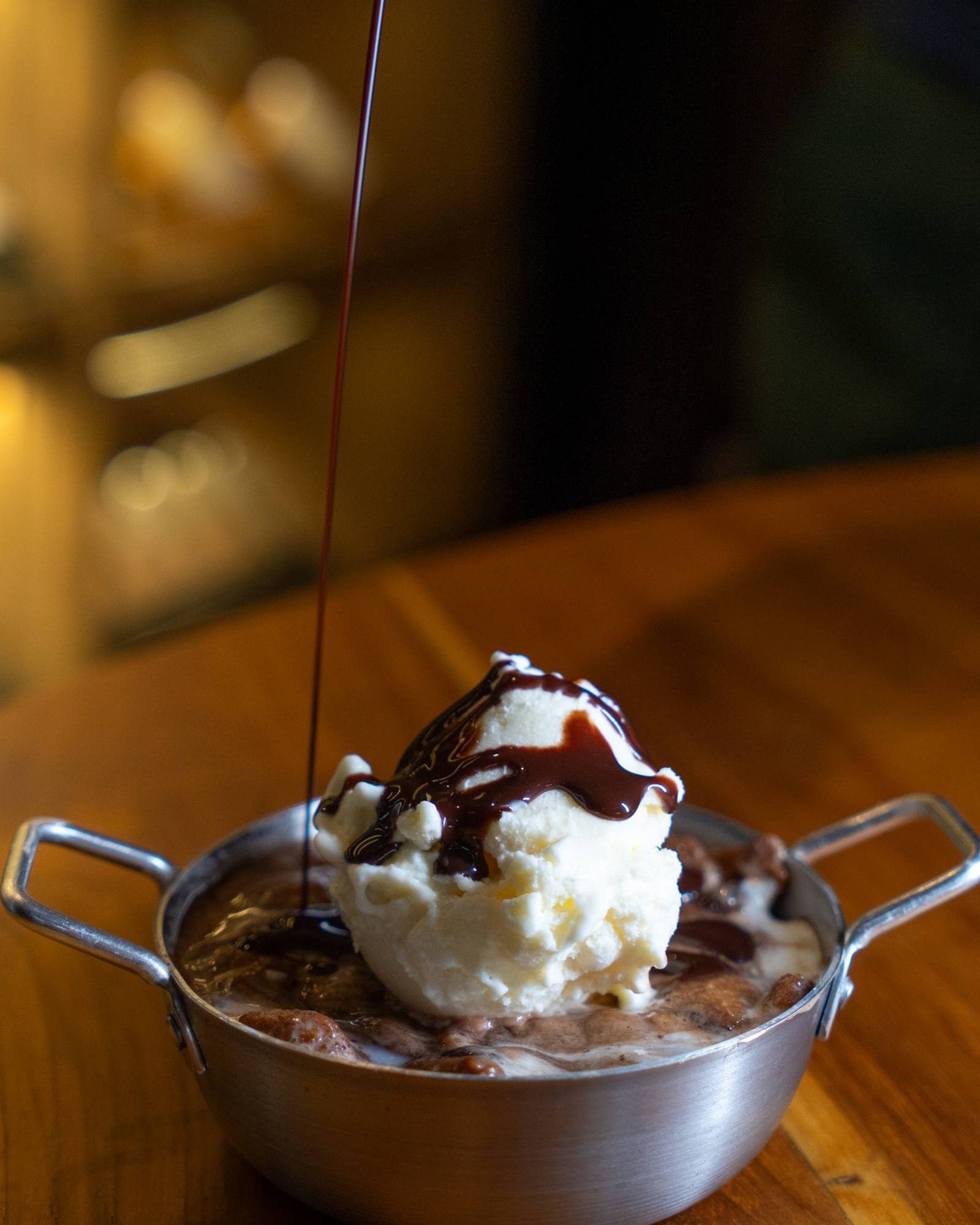 Sobremesa com sorvete e calda de chocolate
