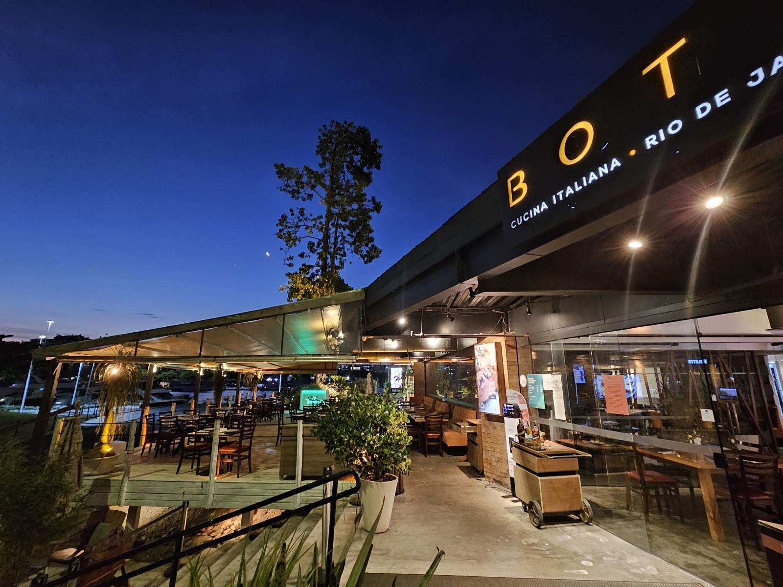 Entrada do BOTA na Marina da Glória à noite