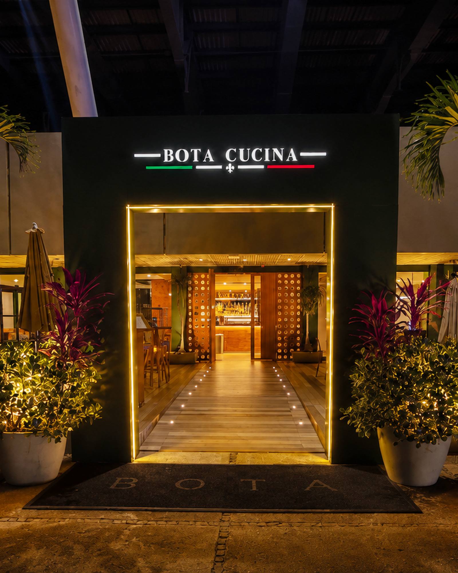 Fachada iluminada do BOTA Cucina na Marina da Glória