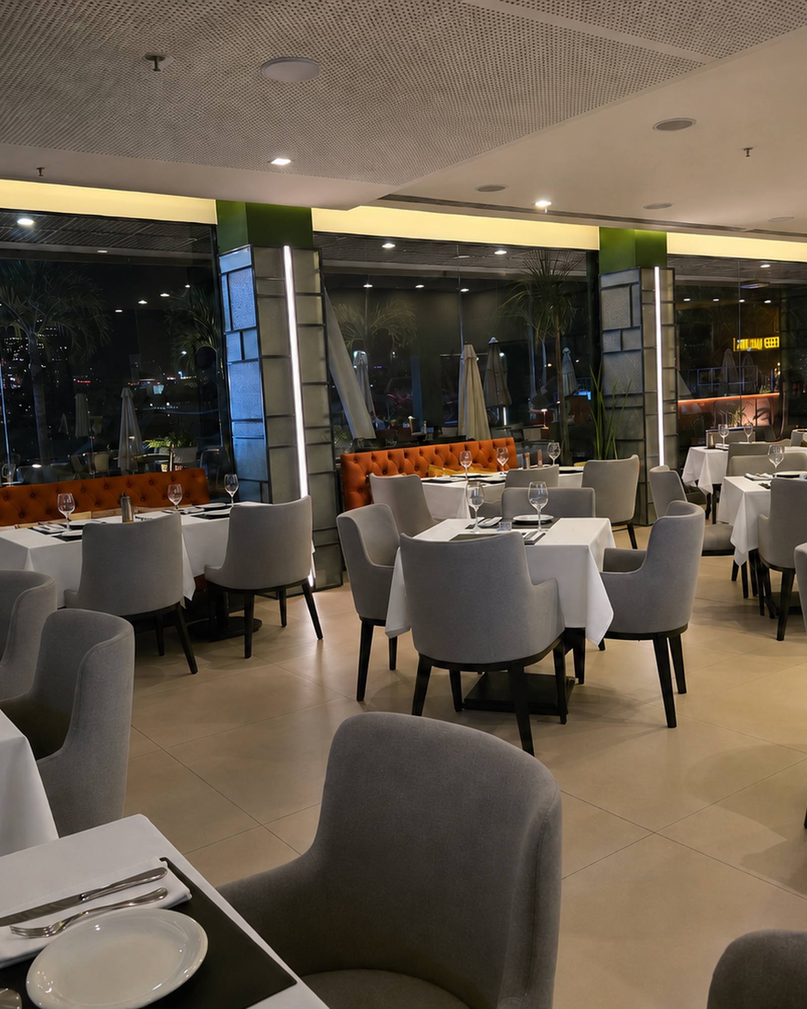 Salão do BOTA Cucina com vista para a marina