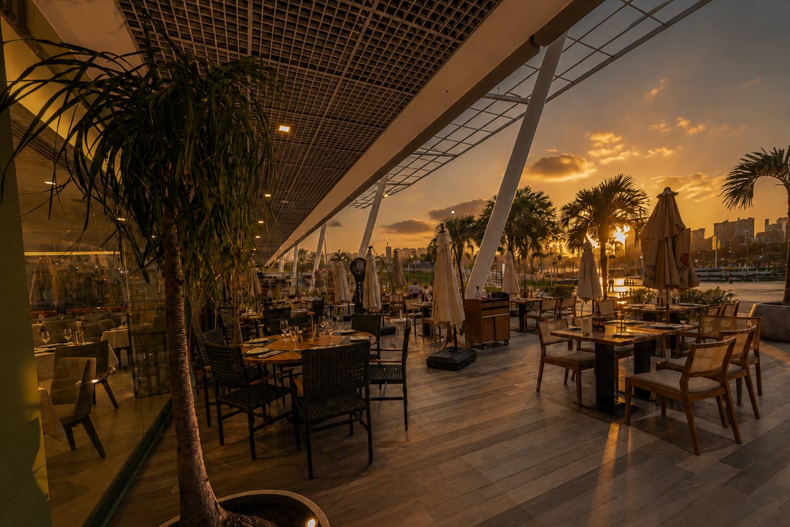 Varanda do BOTA ao pôr do sol, com vista para a Marina da Glória