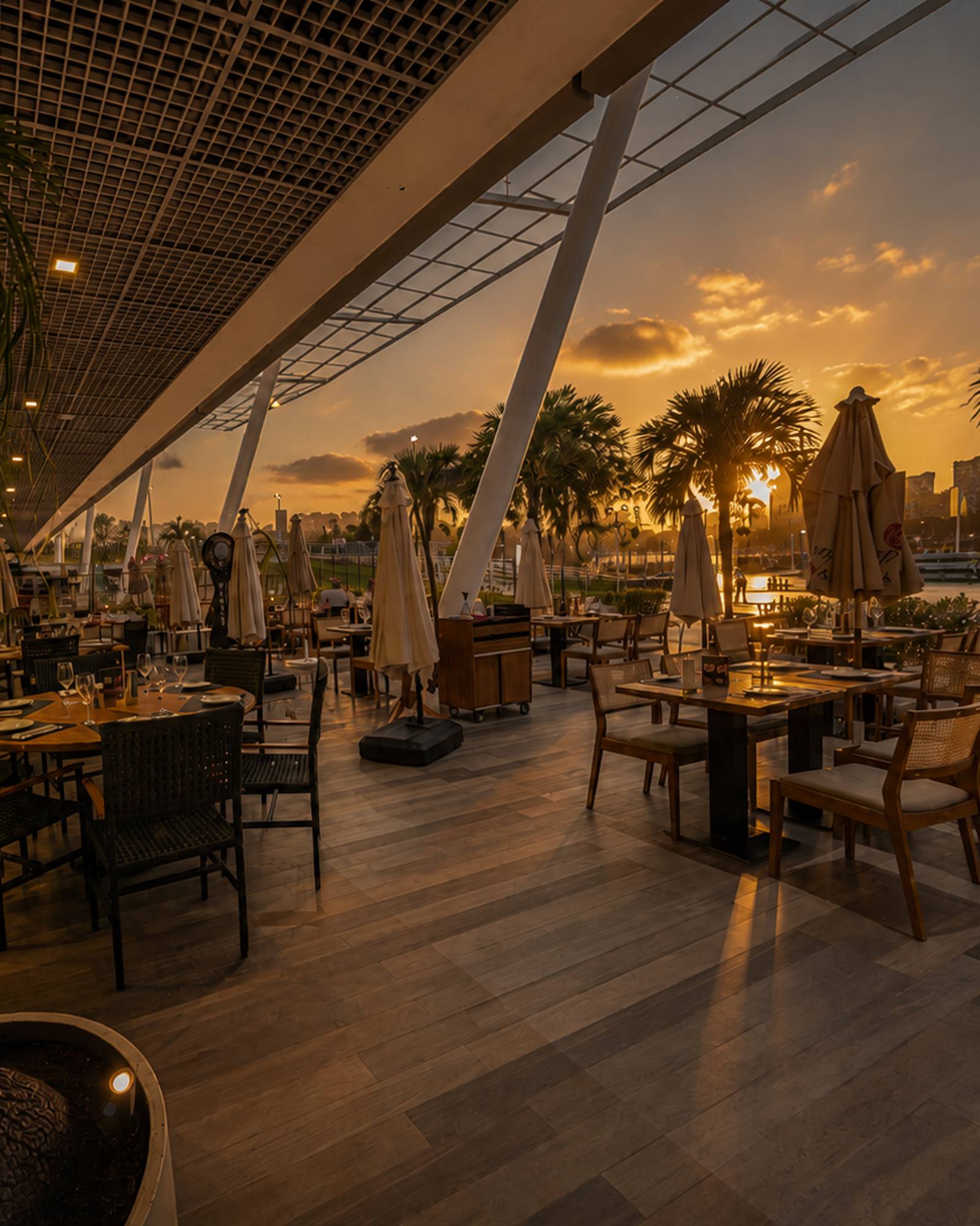 Varanda do BOTA ao pôr do sol, de frente para a Marina da Glória