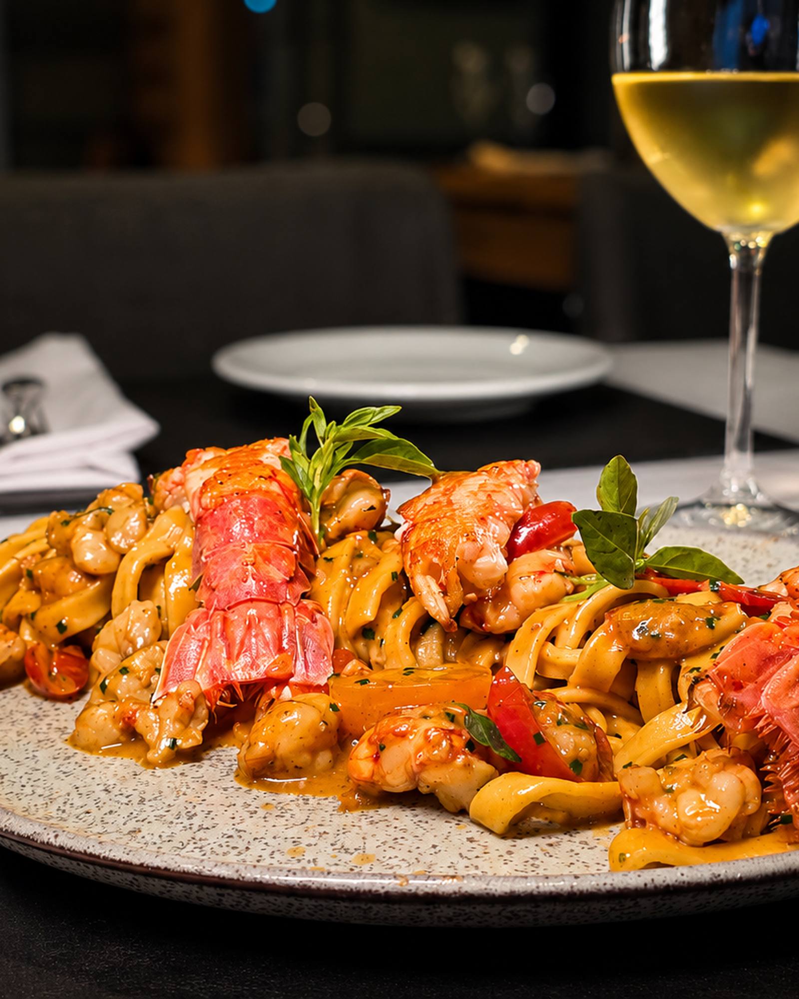 Massa com frutos do mar servida no BOTA Cucina